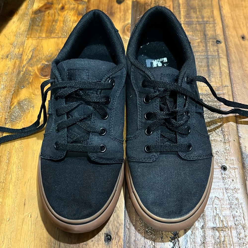 DC boys sneakers 👟